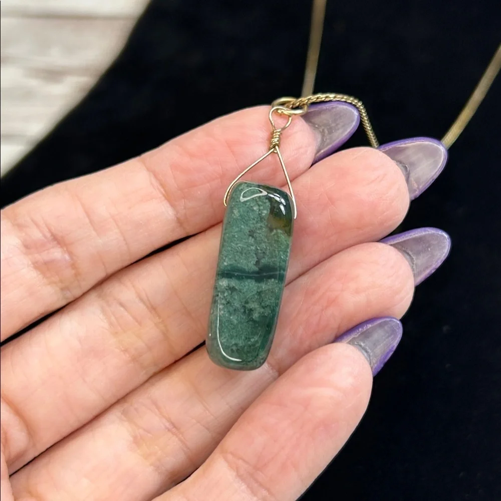 Elegant Green Stone Pendant Necklace